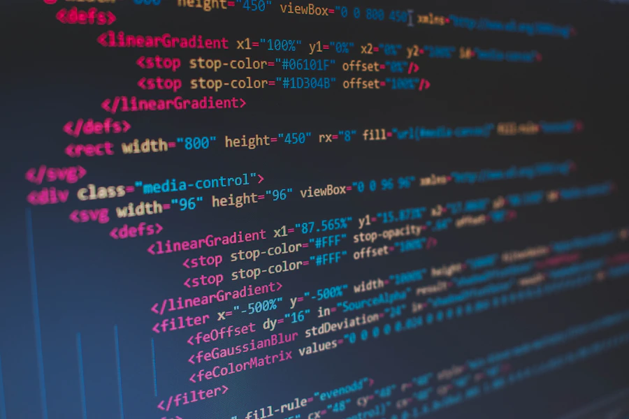 Linhas de código projetadas em monitor escuro